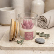 Handgegossene Duftkerze im Glas („Cactus“) mit Sukkulentenmotiv in Dusty Rose in ruhiger, entspannter Umgebung