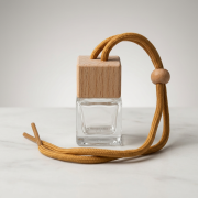 Auto-Diffusor mit Holzdeckel und Glasflakon zum Aufhängen am Rückspiegel in minimalistischer Darstellung