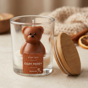 Handgegossene Duftkerze im Glas („Cozy Teddy“) mit Bärenmotiv und Bambusdeckel in warmer, gemütlicher Inszenierung