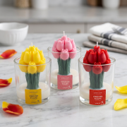 Handgegossene Duftkerzen im Glas („Forever Tulips“) mit Tulpenmotiv in Gelb, Rosa und Rot als dekoratives Set