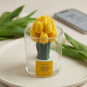 Handgegossene Duftkerze in Tulpenform im Glas („Forever Tulips“) in Gelb mit minimalistischer Inszenierung auf hellem Hintergrund