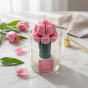 Rosa Tulpen-Duftkerze im Glas („Forever Tulips“) mit Blüten-Detail und dekorativer Szene auf Marmoroberfläche