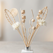 Rattanstäbe für Duftdiffusor mit dekorativen Formen und floralen Details in minimalistischer Darstellung