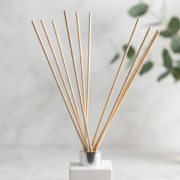 Extra lange Rattanstäbe für Raumduft-Diffusor zur gleichmäßigen Duftverteilung in minimalistischer Darstellung