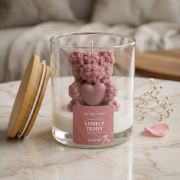Handgegossene Duftkerze im Glas („Lovely Teddy“) mit Bärenfigur und Herz in zarter, romantischer Inszenierung