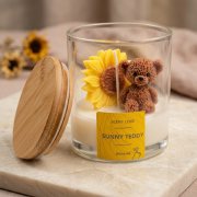 Handgegossene Duftkerze im Glas („Sunny Teddy“) mit kleinem Bären und Sonnenblume sowie Bambusdeckel als dekoratives Geschenk
