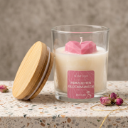 Handgegossene Duftkerze im Glas („Sweet Heart“) mit Herzmotiv in Rosa und Bambusdeckel als stilvolles Geschenk