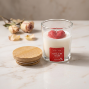 Handgegossene Duftkerze im Glas („Sweet Heart“) mit rotem Herzmotiv und Bambusdeckel als romantisches Geschenk