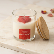 Duftkerze im Glas („Sweet Heart“) mit rotem Herzmotiv und Bambusdeckel in schlichter, eleganter Inszenierung
