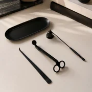 Kerzenpflege-Set in Schwarz mit Dochtschere, Kerzenlöscher, Dochttrimmer und Ablagetablett