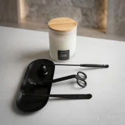 Geschenk-Set bestehend aus Kerzenpflege-Set für Duftkerzen mit Dochtschere, Kerzenlöscher und Dochttrimmer neben der Duftkerze Italian Summer