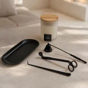 Geschenk-Set bestehend aus Kerzenpflege-Set für Duftkerzen mit Dochtschere, Kerzenlöscher und Dochttrimmer neben der Duftkerze Italian Summer
