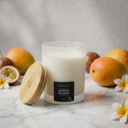 Limited Edition Duftkerze Mango Passion mit Bambusdeckel, Mango, Passionsfrucht und tropischen Blüten