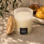 Mango Passion Duftkerze Limited Edition mit Bambusdeckel im sommerlichen Ambiente mit Mango und Passionsfrucht