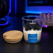 Gaming Kerze High Score mit Controller im modernen RGB-Setup