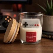 Handgegossene Duftkerze Press Start mit Retro-Controller im Gaming-Setup