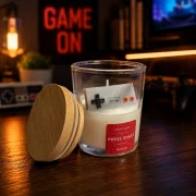 Gaming Duftkerze Press Start mit Controller-Design und stimmungsvoller Beleuchtung
