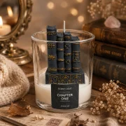 Chapter One Duftkerze mit goldenen Details im Glas für Leseratten mit Bücherstapel aus Wachs