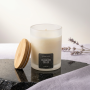 Duftkerze Lavender Fields Limited Edition im satinierten Glas mit Bambusdeckel und Lavendel