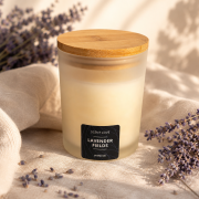 Handgegossene Duftkerze Lavender Fields Limited Edition mit Bambusdeckel und Lavendel
