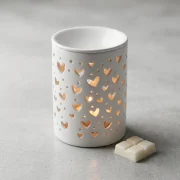 Weiße Duftlampe mit Herzmotiv und Wax Melt für gemütlichen Raumduft