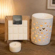 Weiße Duftlampe mit Herzmotiv, Wax Melt Snapbar und Teelicht