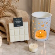 Weiße Aromalampe mit Herzen für Wax Melts, Snapbar und Teelicht
