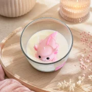 Puddle Buddy Duftkerze mit rosa Axolotl aus Wachs – Ansicht von oben