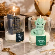 Scales & Tales Geschenkset mit zwei handgegossenen Fantasy Duftkerzen