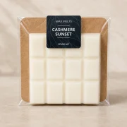 Handgegossene Wax Melts als weiße Duftwachs Snapbar