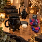 Midnight Library Hexenkessel Geschenkset mit schwarzer Duftlampe, Kesseltasse, Zaubertrank Wax Melts und Teelicht