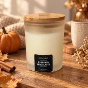 Pumpkin Spice Latte Duftkerze in mattem Glas mit Holzdeckel